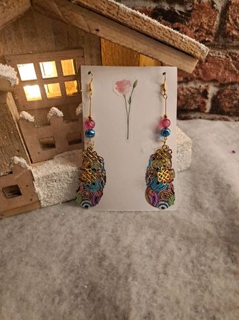Boucles d'oreilles pendante plumes multicolore avec breloques doré
