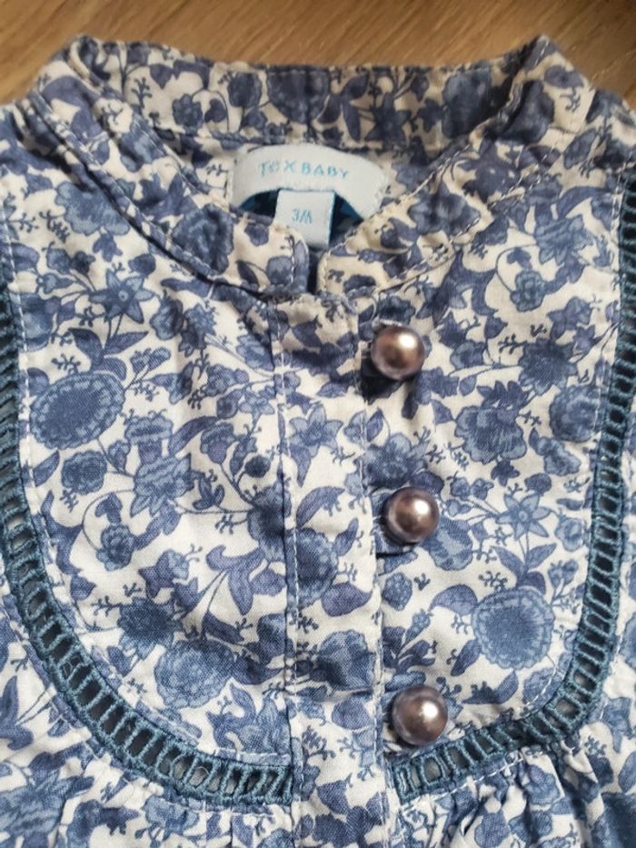 🌴 Robe bleu et banche motif fleurie taille 3 mois - photo numéro 2