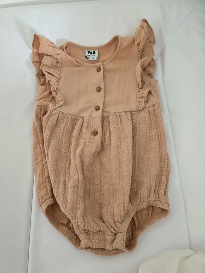Lot vêtement bébé fille 12 mois - photo numéro 2