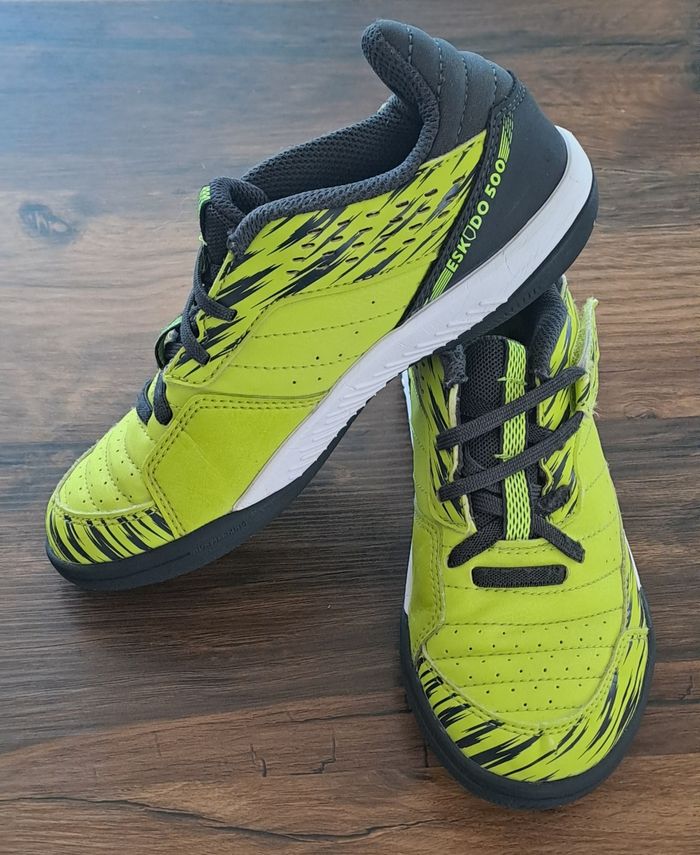 Chaussures de futsal enfants vertes et noires Eskudo 500 Kipsta taille 33