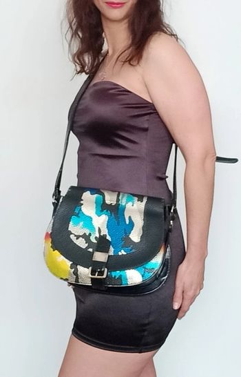 Sac a main noir et arc en ciel