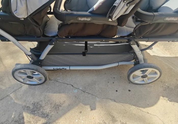 Poussette triple peg perego en excellent état, vendu avec son habillage de pluie, à 250€