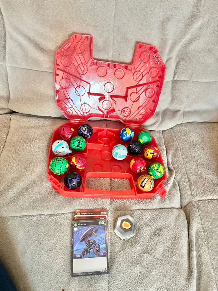 Valise bakugan avec cartes et jetons