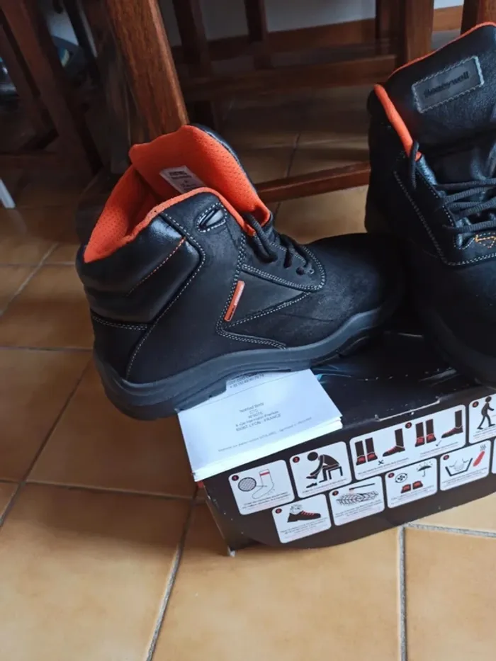 Paire de chaussures de sécurité neuve - photo numéro 2