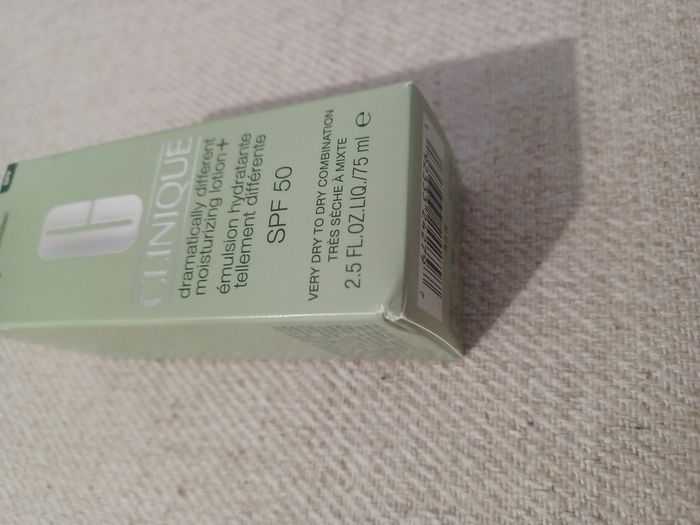 Émulsion hydratante tellement différente SPF50 Clinique - photo numéro 10