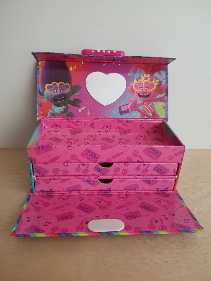 8 figurines The trolls et coffret - photo numéro 5