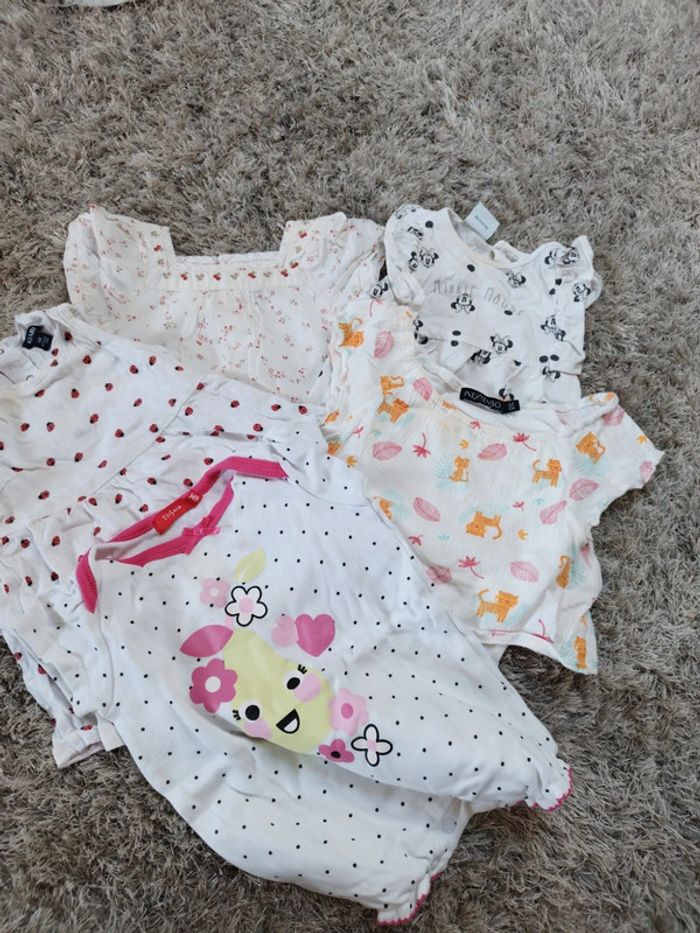 Lot de vêtements bébé fille robe 6 mois tache