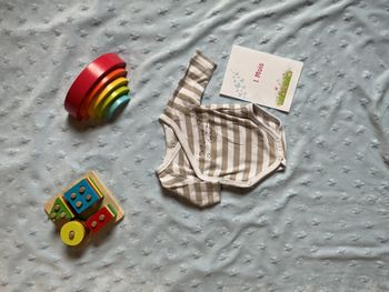 body manches longues rayé beige et blanc ouverture devant 1 mois