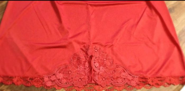 Jupon rouge - Dentelle - 54/56 - NEUF - photo numéro 3