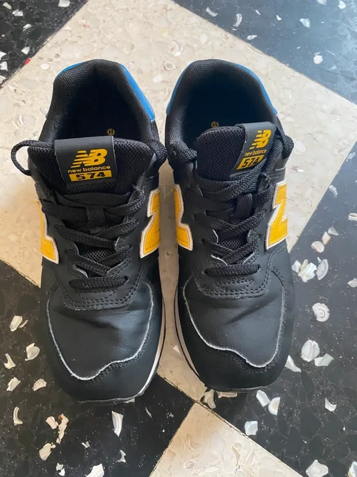 New Balance 574 – Noir / Jaune / Bleu – Taille 36 EU