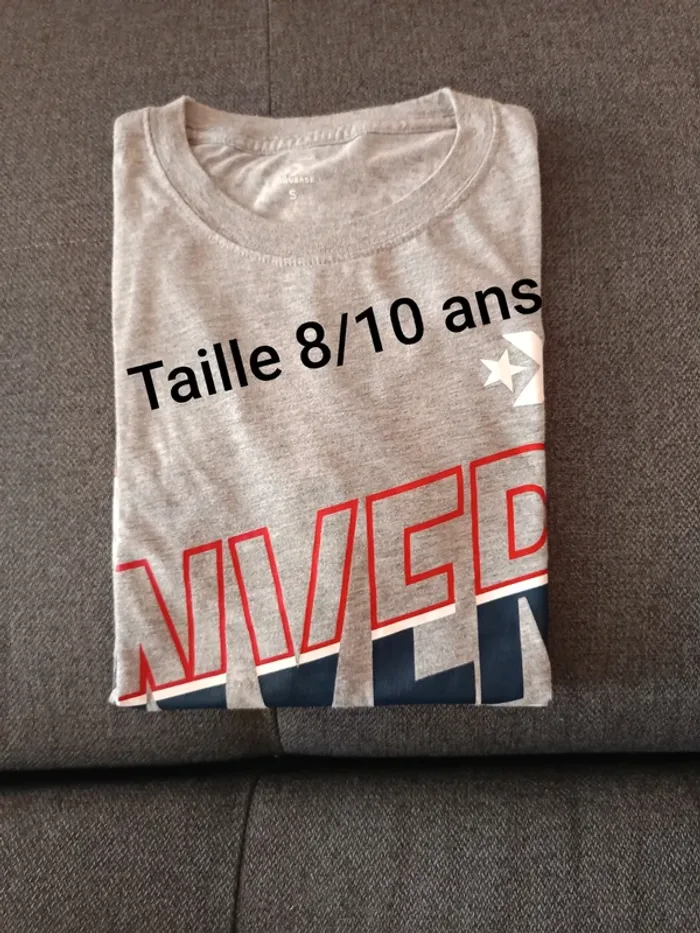 T shirt gris manche courte taille 8/10 ans converse