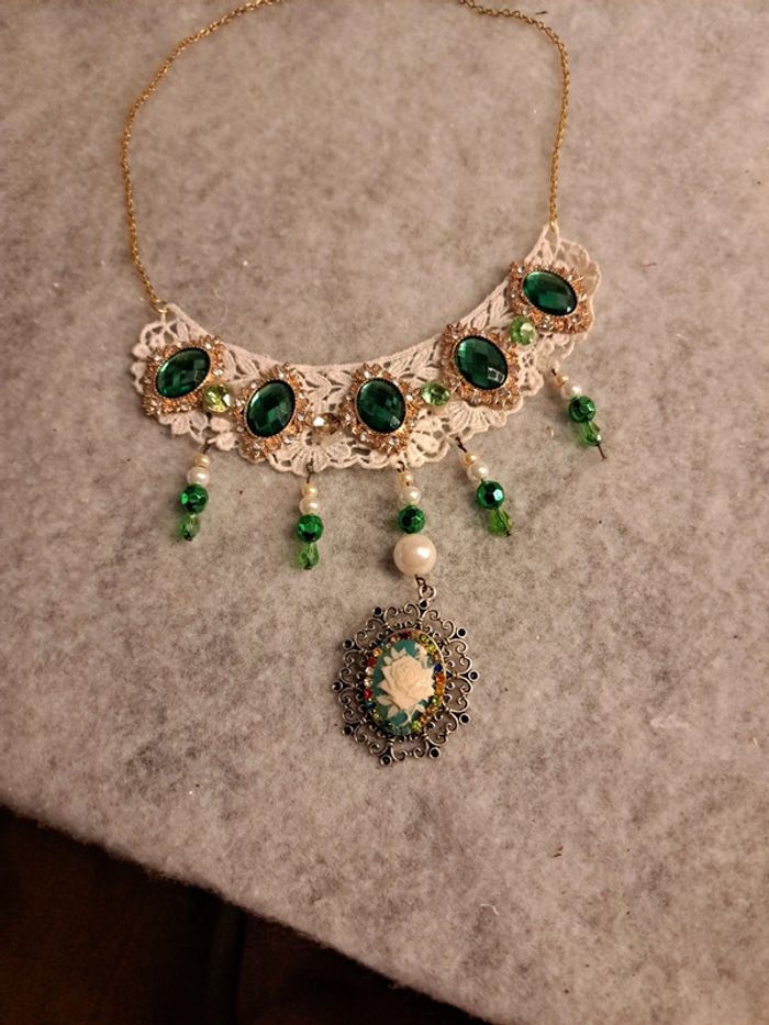 Collier magnifique strass vert dentelle et pendentif camé - photo numéro 8