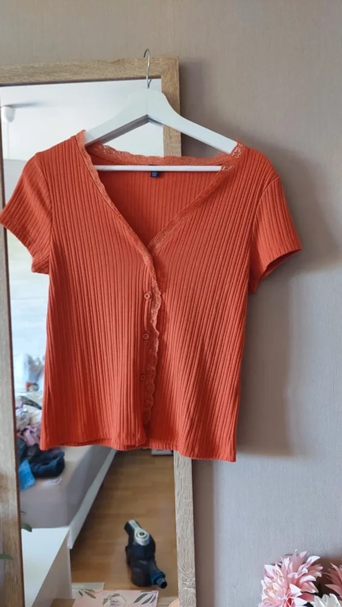T‑shirt orange col V Kiabi – Taille M - parfait état - coton et polyester - photo numéro 2