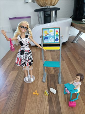 Barbie maîtresse d'école avec mobilier, 2 barbies, 1 livre et accessoires 