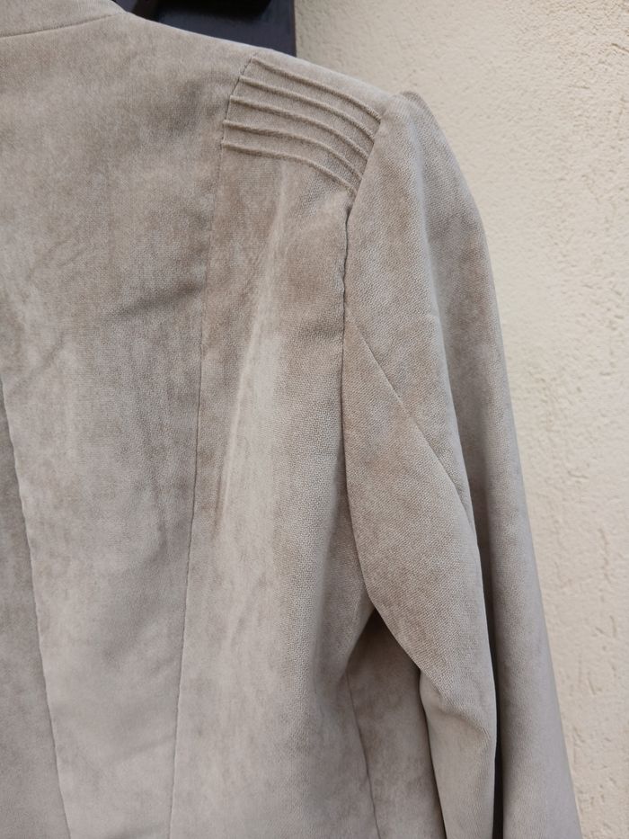 Veste cintrée imitation daim avec dentelles - photo numéro 6