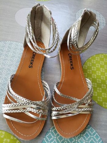 Sandales à brides argenté pointure 35  zip à l'arrière