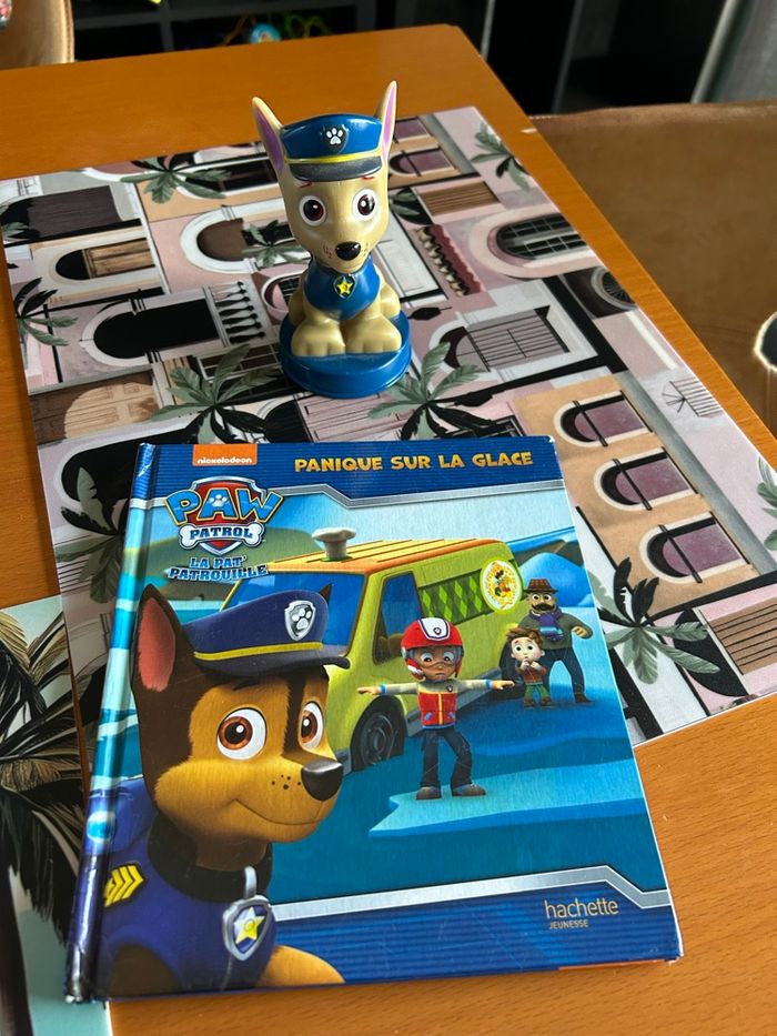 Un livre et une figurine Pat Patrouille