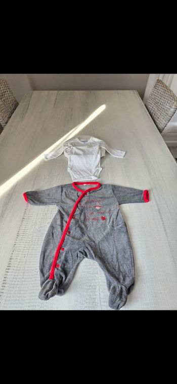 Pyjama et bodies bébé 1 mois