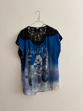 Blouse imprimée bleue et noire avec dentelle – MS Mode – T46