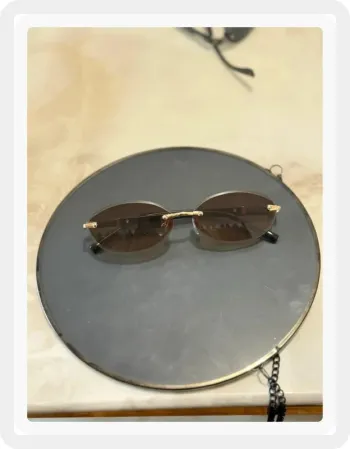 Lunette de soleil ovale marron clair