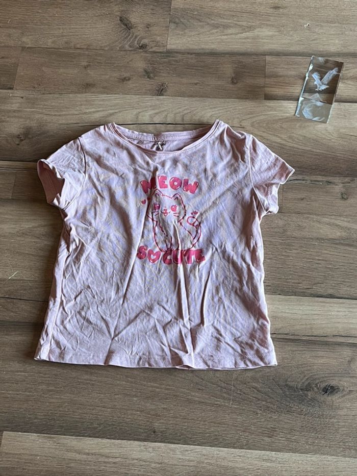 Je vend un lot de 5 tee shirt fille taille5 ans très bon état