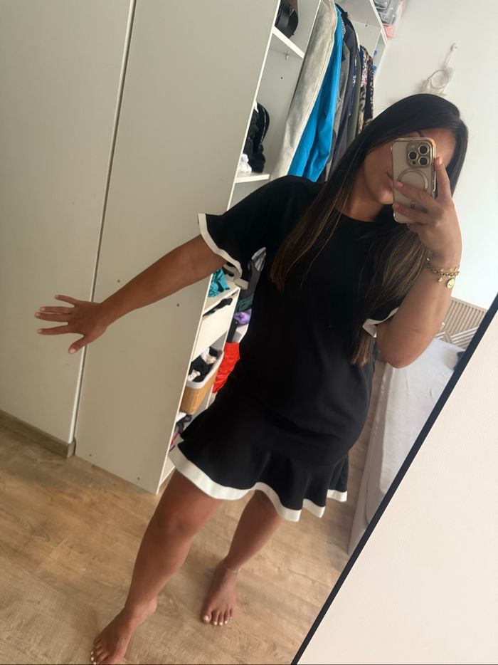 Robe noire détails blancs et volants - photo numéro 2