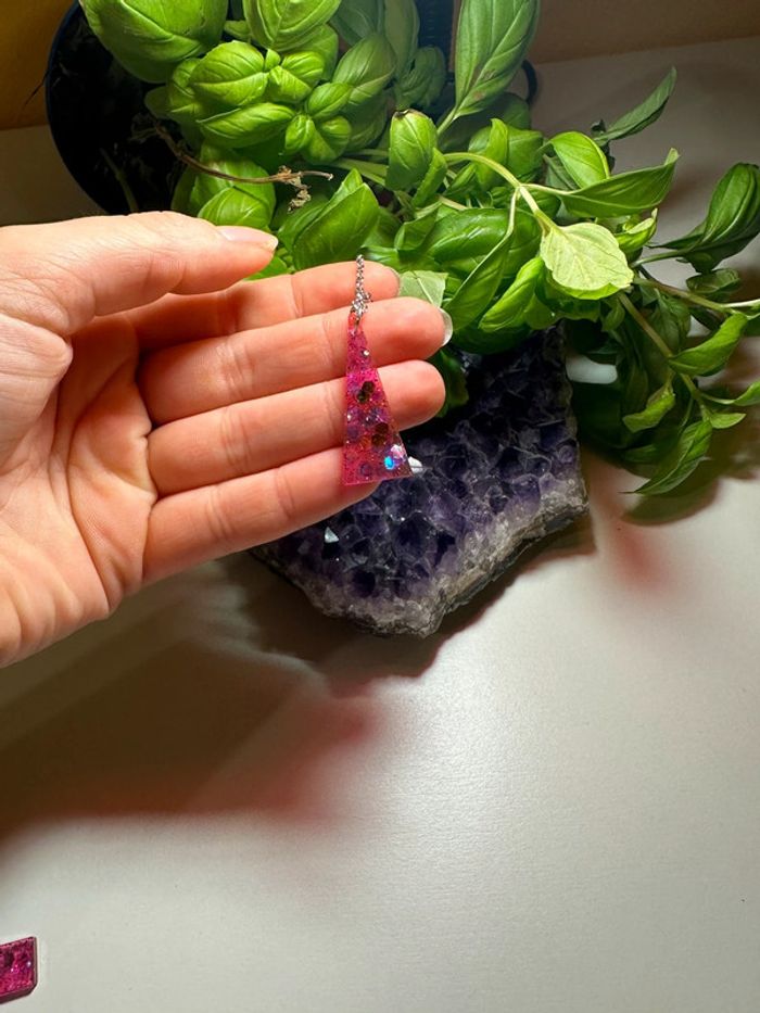Pendentif triangle en résine et pailletés - photo numéro 4