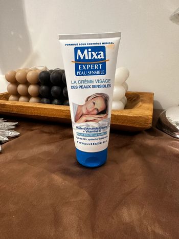 Une Crème visage peau sensible mixa