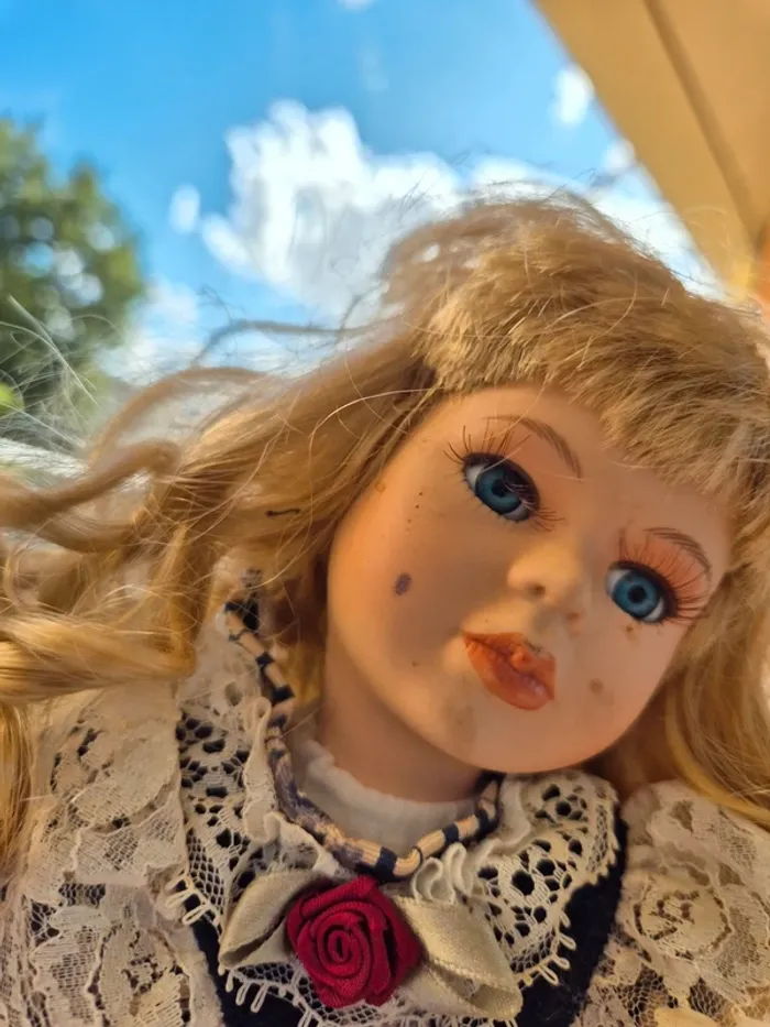 Poupée en porcelaine - photo numéro 3