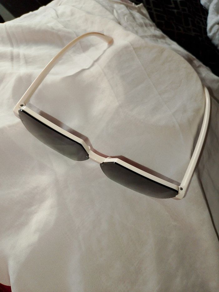 Lunettes de soleil noir et blanc stylé - photo numéro 3