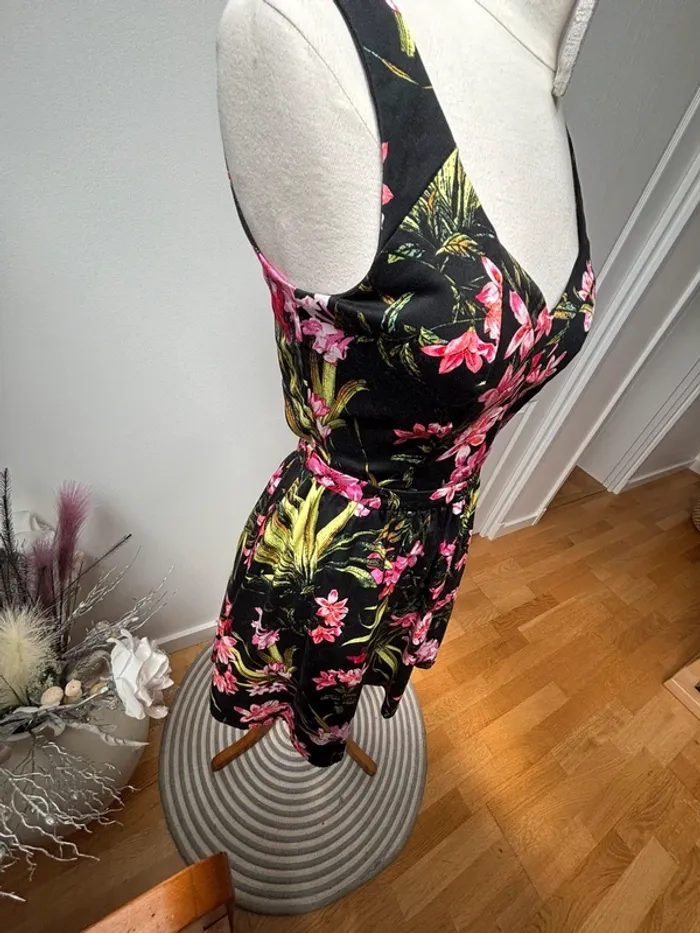 🌺 Robe noire à fleurs - Dos ouvert - Morgan - T38 - photo numéro 7