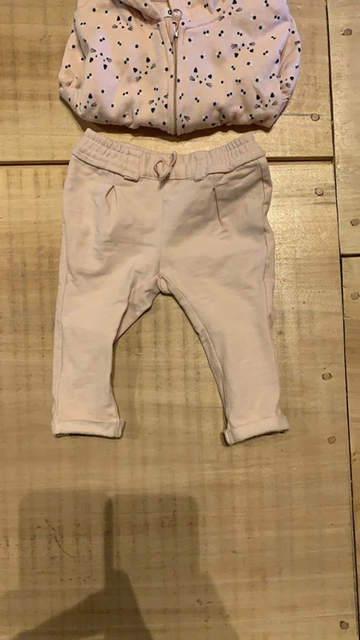 Ensemble veste à capuche et pantalon rose Gémo taille 12 mois en très bon état - photo numéro 4