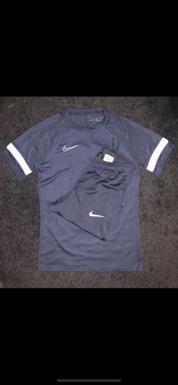 Ensemble nike neuf bleu marine pantalon et tee shirt mis à peine1fois