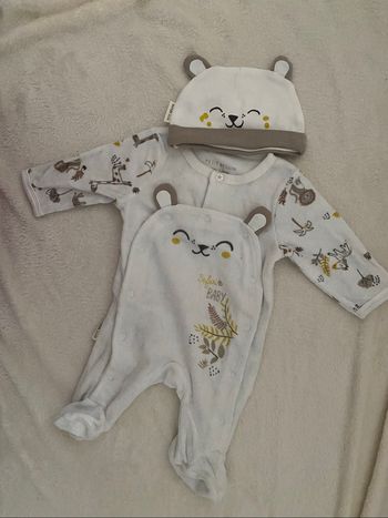 Pyjama et bonnet 1 mois