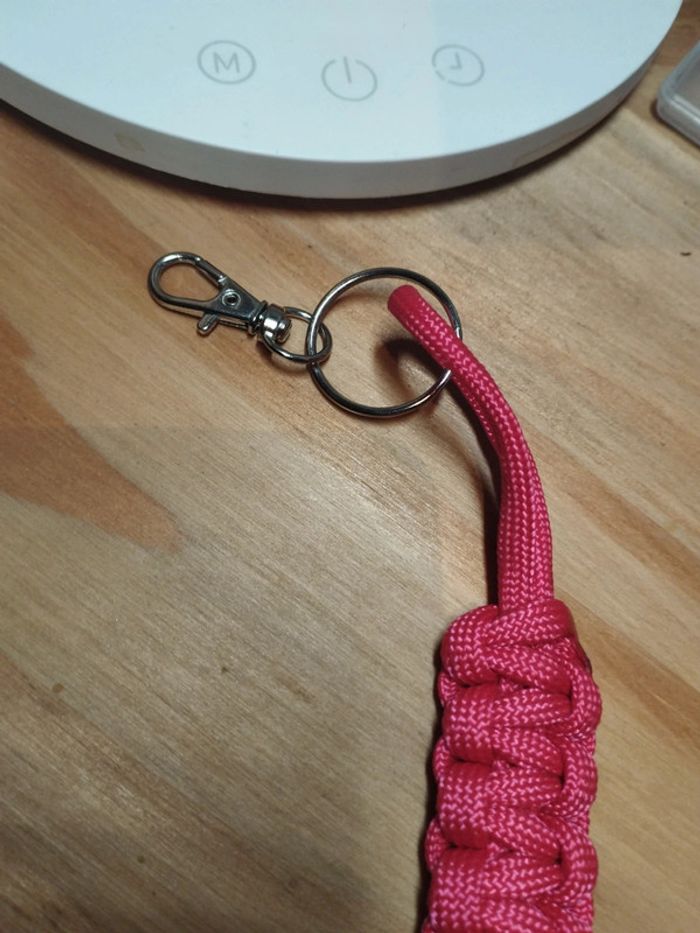 Porte clé en paracorde fait main rouge - photo numéro 2