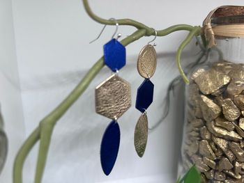 Boucles d’oreille en cuir doré/bleu 