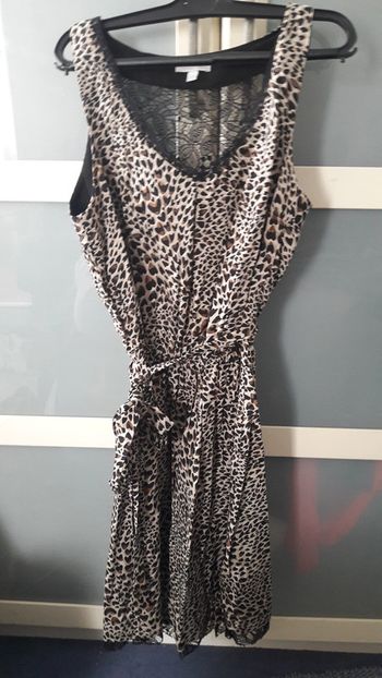 Robe classe motifs léopard et dentelle