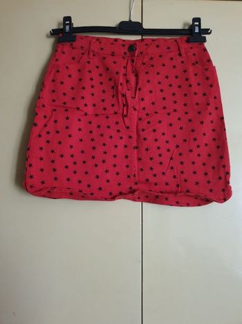 Jupe rouge étoiles noires