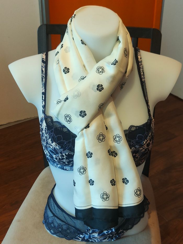 Écharpe pour femme "White & Black Flower" - photo numéro 4