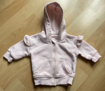 gilet zippé à capuche taille  0/3 mois