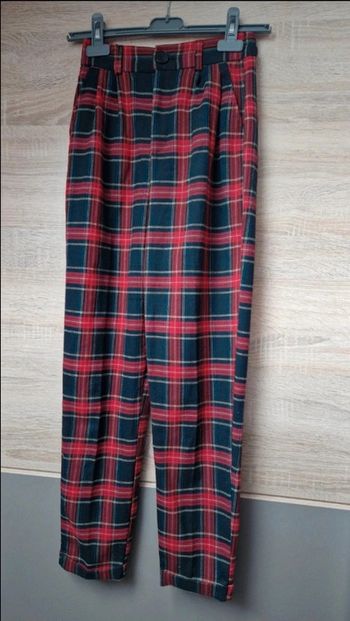 Pantalon à carreaux.