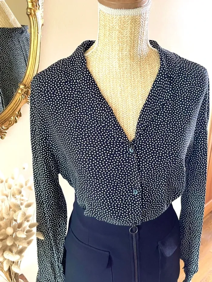Sublime chemise manche longue à boutonnage et col noir et blanc style plumetis à pois - photo numéro 7
