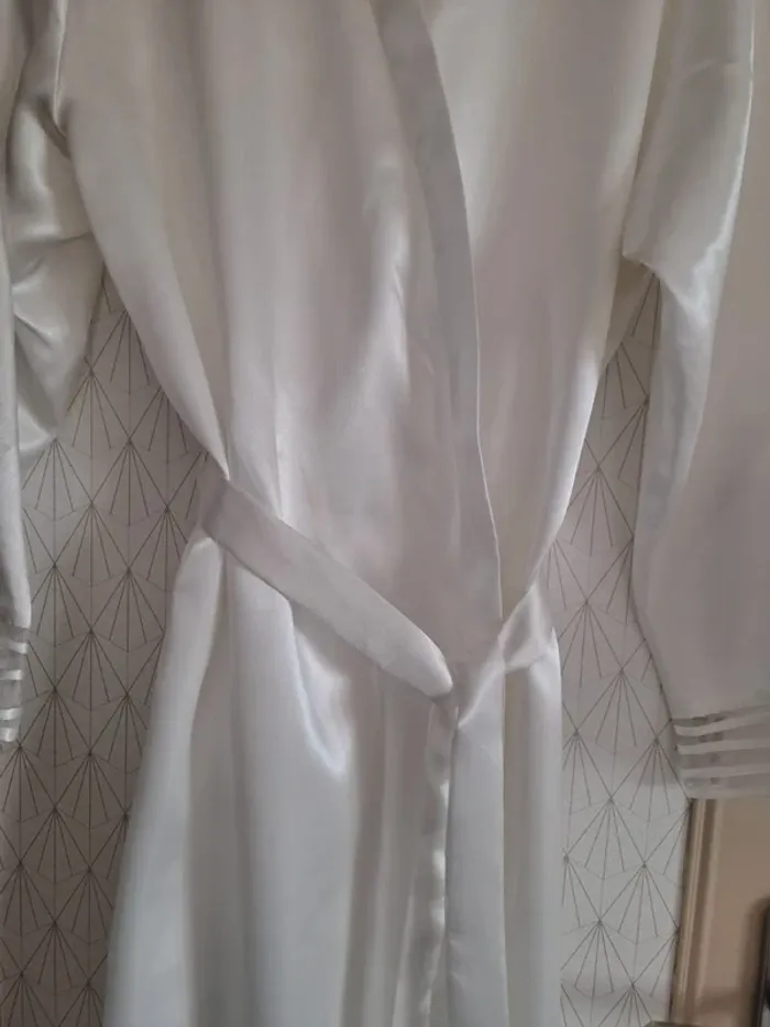 Robe de chambre fluide neuve jamais portée blanche 1 défaut de tissu TU prix mini - photo numéro 3