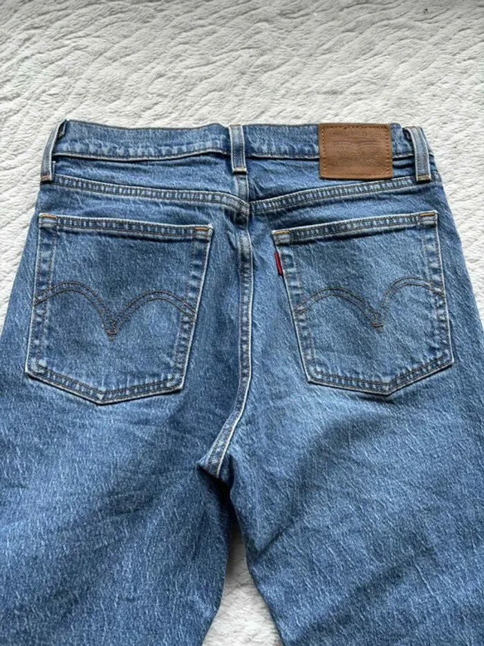 Jean Levi’s femme Wedgie Straight L28 36/38 S/M Premium Bleu taille haute 7/8 eme cropped effiloché - photo numéro 15