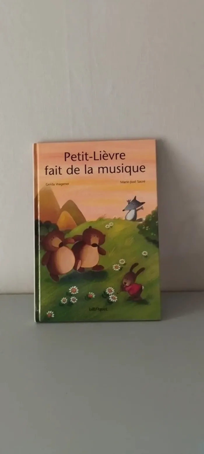 Petit lièvre fait de la musique.