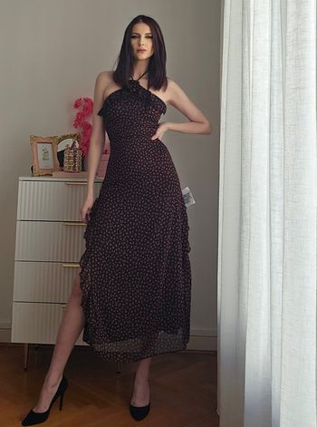 Robe longue noire fleurie fendue dos nu / col halter