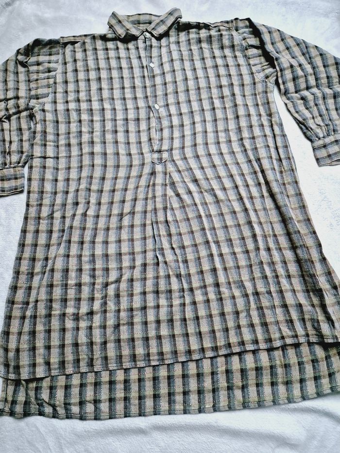 Jolie chemise bûcheron à carreaux marrons.