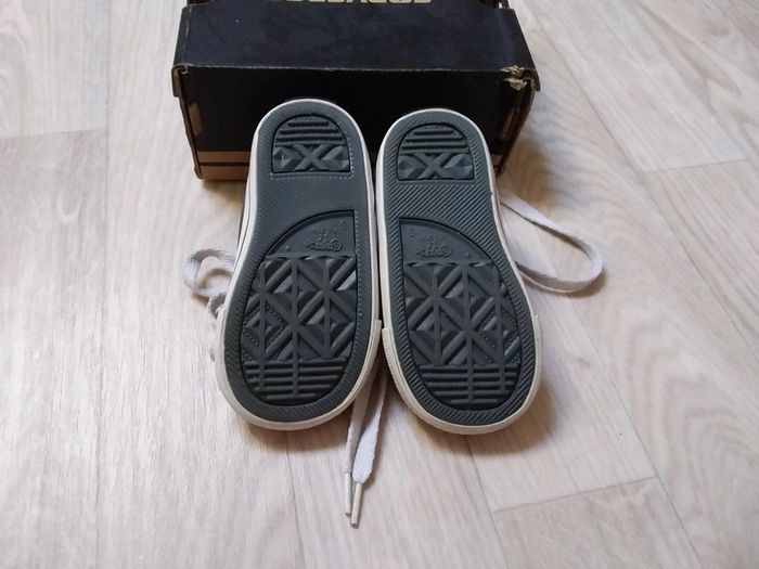 Converses en cuir lisse en très bon état - photo numéro 4