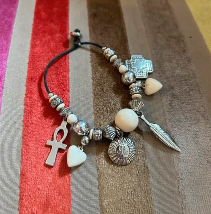 Bracelet, fantaisie, à breloque noir et argenté - photo numéro 2