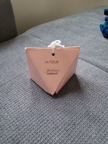 La fleur parfums cacharel broche argentée